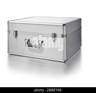 Koffer aus silberfarbenem Metall-Gerätekoffer herausgeschnitten Stockfoto