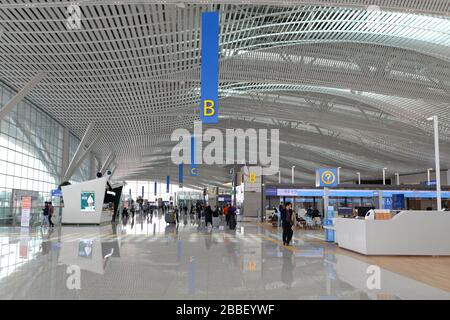 Innenraum der Passagiere Terminal 2 am Flughafen Seoul Incheon. Hohe Decke. Innenansicht Check-in-Halle am Seoul Incheon Airport in Südkorea. Stockfoto