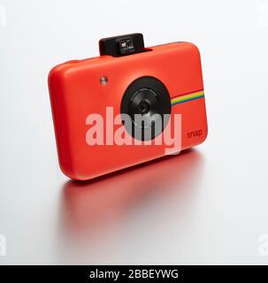 Polaroid Kamera schneidet weißen Hintergrund aus Stockfoto