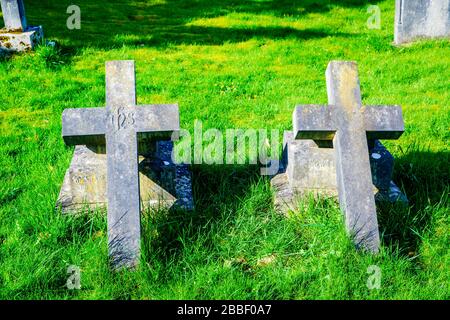 Zwei alte Grabsteine auf einem Friedhof in Großbritannien Stockfoto