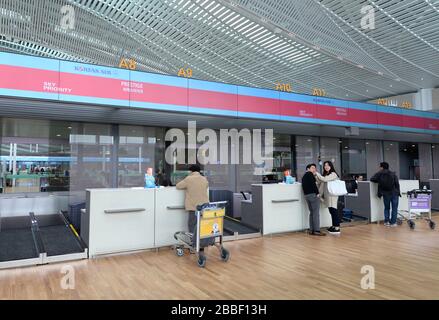 Passagiere, die die koreanischen Air Premium Check-in-Schalter im Inneren des neuen Terminals 2 des Flughafens Seoul Incheon in Südkorea nutzen. Business und First Class. Stockfoto