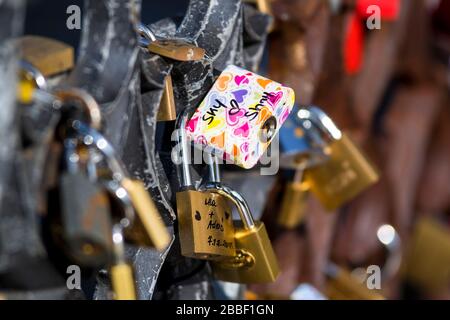 Die Liebe sperrt sich in Prag Stockfoto