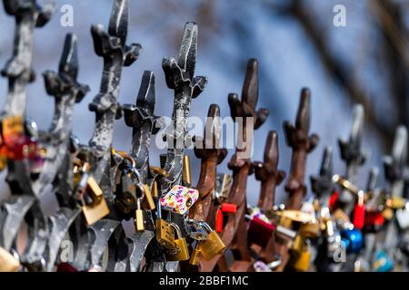 Die Liebe sperrt sich in Prag Stockfoto