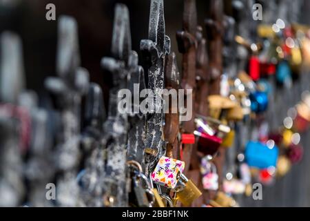 Die Liebe sperrt sich in Prag Stockfoto