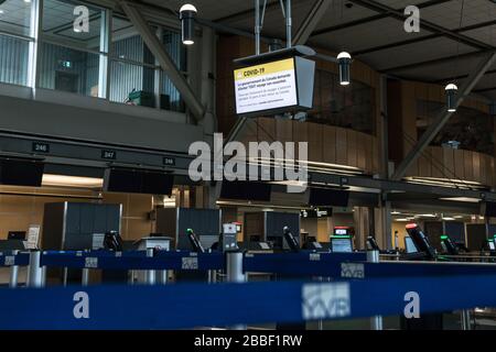 RICHMOND, BC, KANADA - MAR 29, 2020: Internationale Abflugsektion von YVR, die aufgrund der COVID-19-Coronavirus-Pandemie fast leer ist. Stockfoto