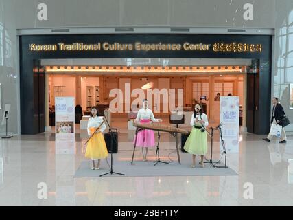 Frauen spielen Musik in traditionellen koreanischen Kleidung. Innenansicht des internationalen Termina 2 des Flughafens Seoul. Koreanisches Zentrum Für Traditionelle Kultur. Stockfoto