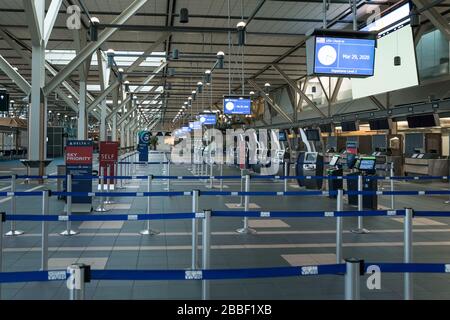 RICHMOND, BC, KANADA - MAR 29, 2020: Internationale Abflugsektion von YVR, die aufgrund der COVID-19-Coronavirus-Pandemie fast leer ist. Stockfoto