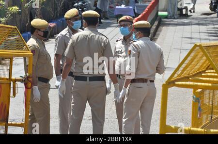 Neu-Delhi, Indien. März 2020. Delhi-Polizisten, die Gesichtsmasken tragen, stehen an einer Barrikade, um zu verhindern, dass jemand die Kontrolle in einem provisorischen medizinischen Lager auslässt, das außerhalb des Hauptquartiers der muslimischen Sekte Tabligiat Jamat eingerichtet wurde, das als eine der größten Coronavirus Krankheit in Neu-Delhi auftauchte, Indien mit rund 250 positiven Fällen am Dienstag, 31. März 2020. Das Gebäude beherbergte etwa 2000 Anhänger, darunter einige aus Malaysia und Indonesien. (Foto von Sondeep Shankar/Pacific Press) Credit: Pacific Press Agency/Alamy Live News Stockfoto