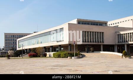 Belgrad, Serbien - 20. März 2020: Der Eingang des 1951 fertiggestellten Palastes von Serbien, dem größten Gebäude Serbiens von ar Stockfoto