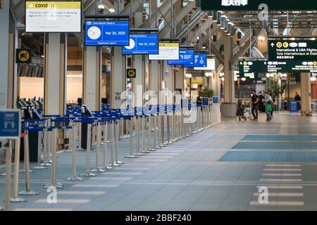 RICHMOND, BC, KANADA - MAR 29, 2020: Internationale Abflugsektion von YVR, die aufgrund der COVID-19-Coronavirus-Pandemie fast leer ist. Stockfoto