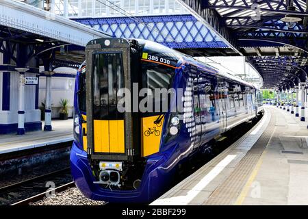 Ein ScotRail Zug, der am Bahnhof in Stirling, Schottland, ankommt Stockfoto