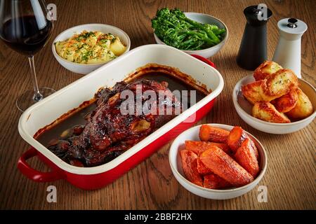 Braten, Mahlzeit, Lamm, Ofen, Sonntagsbraten, Holztisch, Besatz, Pub, Soße, Jus, Säfte, Stockfoto