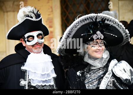 Venedig, Italy-Februar 2020; Nahaufnahme eines Mannes und einer Frau in traditionellen Maskenballkostümen für den Karneval in Venedig Stockfoto