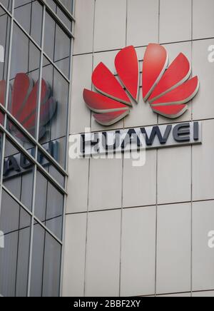 Bukarest, Rumänien - 31. März 2020: Huawei Logo auf ihrem Bürogebäude in Bukarest. Stockfoto