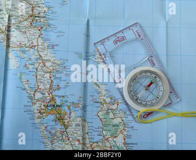 Kartenlesung auf einer neuseeländischen Karte mit Kompass Stockfoto