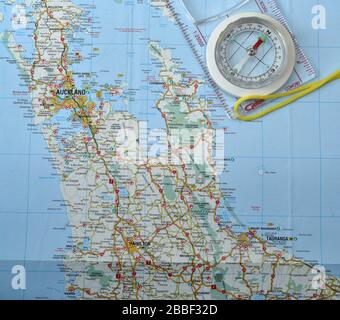 Kartenlesung auf einer neuseeländischen Karte mit Kompass Stockfoto