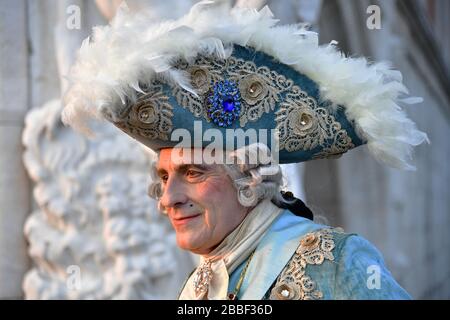 Venedig, Italy-Februar 2020; Nahaufnahme eines Mannes in traditioneller Maskenballtracht für kommenden Karneval Stockfoto