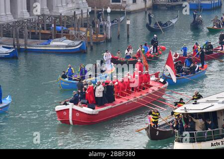 Venedig, Italien-Februar 2020; hochwinkeliger Überblick über die Festa Veneziane auf dem Wasser mit schwebenden Strukturen und Menschen in Booten teilweise in Kostümen Stockfoto