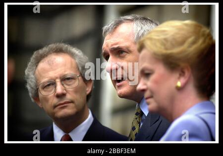 Der irische Taoiseach Berty Ahern mit dem ersten Minister Schottlands Henry McLeish und Helen Liddle im Bute House, Edinburgh Stockfoto