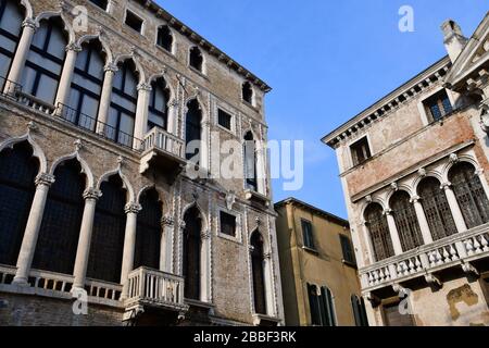 Venedig, Italy-Februar 2020; Nahaufnahme eines Abschnitts eines historischen Gebäudes in Venedig mit schönen Verzierungen gegen einen blauen Himmel Stockfoto