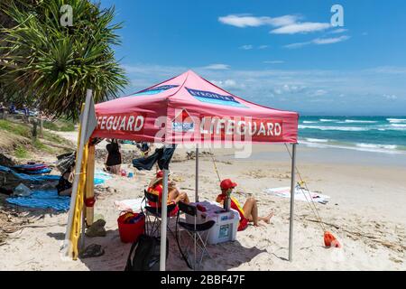 Rettungsschwimmer und Surfretter beobachten Menschen am Wategos Strand in Byron Bay, New South Wales, Australien Stockfoto