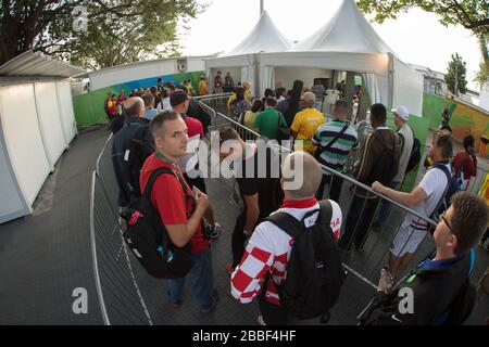 Rio de Janeiro. BRASILIEN. Schlange für die Sicherheit am Medieneingang, am Morgen 2016 Olympic Rowing Regatta. Lagoa-Stadion, Copacabana, ÒOlympic Summer GamesÓ Rodrigo de Freitas Lagoon, Lagoa. Lokale Zeit 07:01:19 Samstag, 06. August 2016 [Pflichtgutschrift; Peter SPURRIER/Intersport Images] Stockfoto