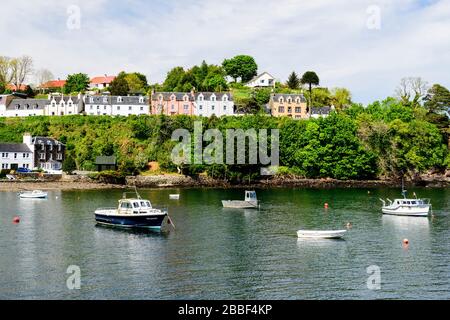 Boote ankerten im Hafen bei der Stadt Portree auf der Insel Skye in Schottland Stockfoto