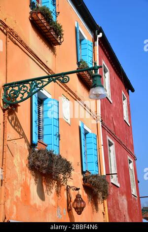 Venedig, Italy-Februar 2020; Nahaufnahme eines Abschnitts eines der alten Gebäude in Burano in der Nähe von Venedig mit bunten Wänden und Fensterläden Stockfoto