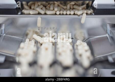 Pille, die Antivirus Virus-Maschine Masse produziert Cover-19 Corona Stockfoto
