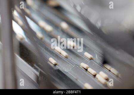 Pille, die Antivirus Virus-Maschine Masse produziert Cover-19 Corona Stockfoto