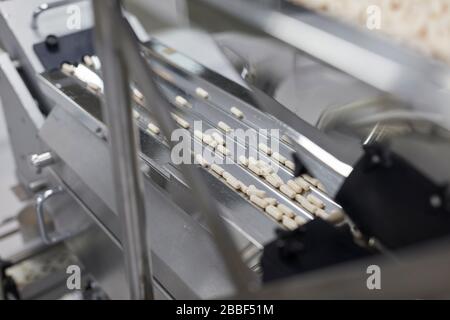 Pille, die Antivirus Virus-Maschine Masse produziert Cover-19 Corona Stockfoto