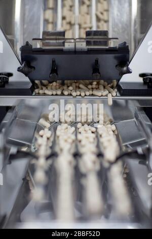 Pille, die Antivirus Virus-Maschine Masse produziert Cover-19 Corona Stockfoto