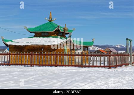 RENCHINLKHUMBE, MONGOLIA, 3. März 2020: IN der Nähe des Dorfes STEHT EIN kleines HolzkKloster. Stockfoto