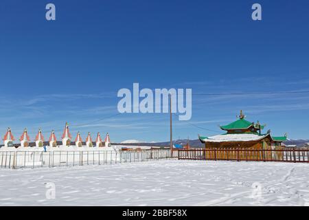 RENCHINLKHUMBE, MONGOLIA, 3. März 2020: IN der Nähe des Dorfes STEHT EIN kleines HolzkKloster. Stockfoto