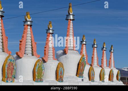 RENCHINLKHUMBE, MONGOLIA, 3. März 2020: Stupas eines kleinen Holzklosters, das in der Nähe des Dorfes steht. Stockfoto