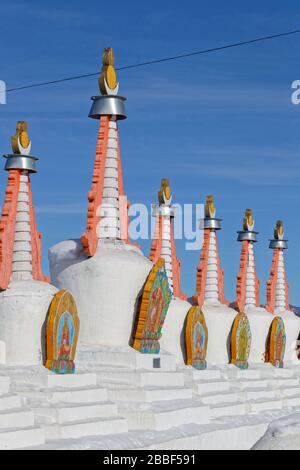 RENCHINLKHUMBE, MONGOLIA, 3. März 2020: Stupas eines kleinen Holzklosters, das in der Nähe des Dorfes steht. Stockfoto