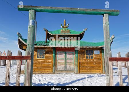 RENCHINLKHUMBE, MONGOLIA, 3. März 2020: IN der Nähe des Dorfes STEHT EIN kleines HolzkKloster. Stockfoto