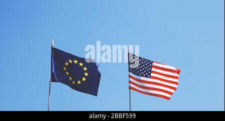 Flaggen Europas und der Vereinigten Staaten von Amerika nebeneinander - EU und USA Stockfoto