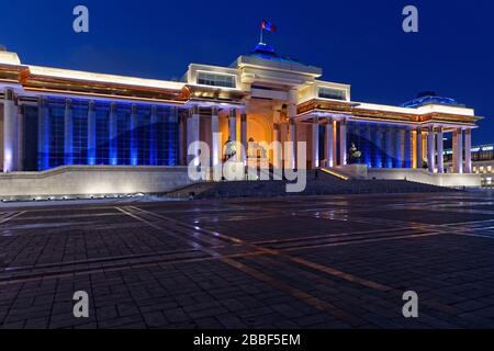 ULAANBAATAR, MONGOLIA, 8. März 2020: Der Regierungspalast zur blauen Stunde auf dem Sukhbaatar-Platz Stockfoto