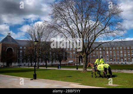 In Bristol patrouillieren Angestellte der Mounted Police auf den Straßen, da die Einschränkungen der britischen Regierung weiterhin versuchen, den Ausbruch des Coronavirus zu begrenzen. Stockfoto