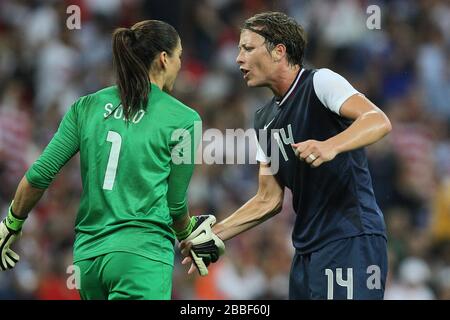 Hope SOLO (L) und Abby WAMBACH aus den USA zur Halbzeit beim Finale des Olympics Women's Football Tournament 2012 in London Stockfoto