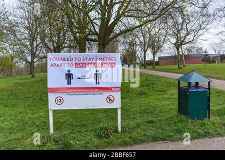 Schild mit sozialer Distanzierung am Nordeingang des Finsbury Park, London UK, während der Coronavirus-Krise Stockfoto