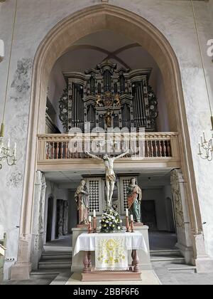 Chor mit Altar und Orgel aus dem Jahr 1738, Ostheimer Wehrkirche in der Stadt Ostheim vor der Rhön, Landkreis Rhön-Grabfeld, Unterfranken, BAV Stockfoto