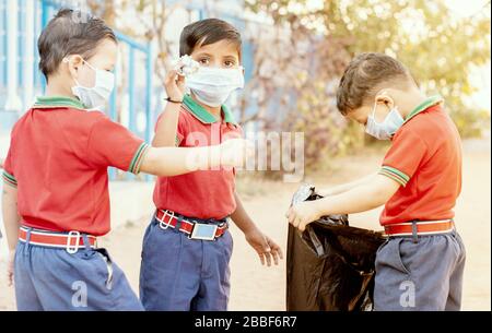 Gruppe von Kindern Freiwillige, die in der Schule Müll abholen, Müll reinigen - Konzept von Schulkindern oder Klassenkameraden, Müll sammeln, Wohltätigkeitsumgebung. Stockfoto