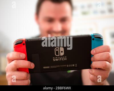 Großbritannien, März 2020: Nintendo Switch Spielekonsole glücklicher Spieler genießt Gaming Stockfoto