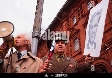Menschen, die an einer pro-Jeltzin-Kundgebung am 9. Mai, dem russischen Tag des Sieges, teilnehmen. Stockfoto