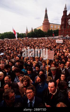 Menschen, die an einer pro-Jeltzin-Kundgebung am 9. Mai, dem russischen Tag des Sieges, teilnehmen. Stockfoto