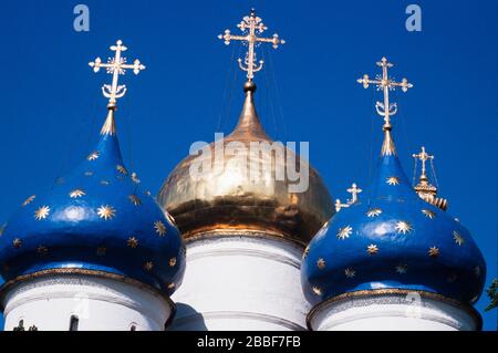 Kuppeln der Dreifaltigkeitskirche Lavra des Hl. Sergius, das wichtigste russische Kloster der Russisch-Orthodoxen Kirche, in Sergijew Posad, 70 km von Moskau entfernt. Stockfoto