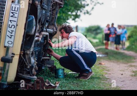 Ein Mann, der an seinem Lada-Auto arbeitet, in der Stadt Sergiyev Posad, 70 km von Moskau entfernt. Stockfoto