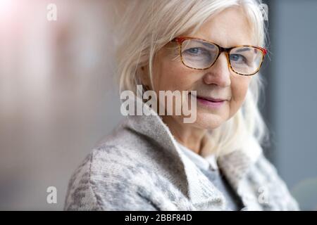 Portrait der älteren Frau lächelnd Stockfoto